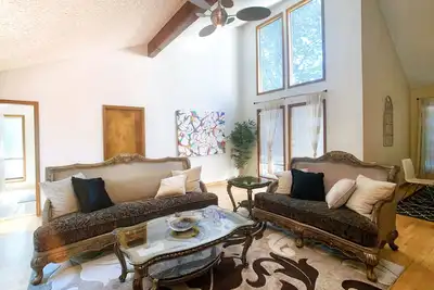 #Oneofakind 5b Retreat w/Pool table, Sauna, Koi Pond
