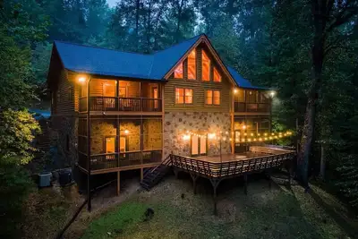 Image de Massive 7br Cabin Sleeps 18!