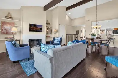 Image de 2br Condo with Views Near Shops & Food + Fast WiFi