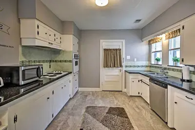 Image de < 3 Miles to Houston Zoo: Home w\/ Yard!