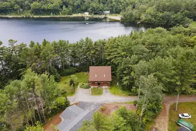Image de Private Lake Front House with Large Yard with Kayaks and Stand-up paddleboards!