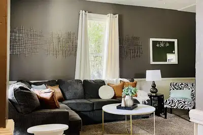 Image de Leaning House of Haynie | Trendy 2br/1ba Apartment