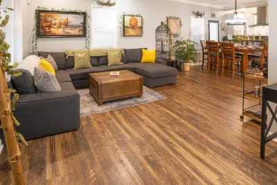 Image de 4br/2ba, 3 Decks, Grill, Fire Pit, Lg Dining Table, Lg Sectional, Porch lights.