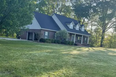 Image de Charming 4br Home With Outdoor Living Area That Is Close To It All✨ Hot Tub✨