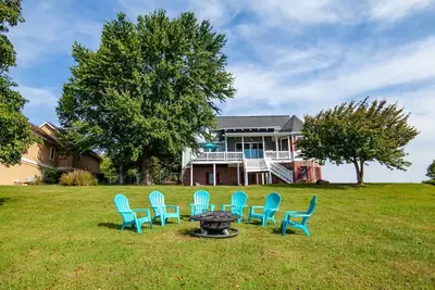 Image de Lakefront Escape w/ Game Room, Hammock & Cozy Fireplace