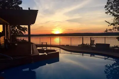 Image de Waterfront: Panoramic Water Views/ Pickleball /Hot Tub/ Pool/Sleeps 16