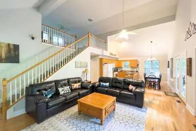 Image de Fresh air! Spacious! Pool Table, Game Room, Sleeps 10! 🎱