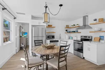 Historic Po Cottage Garden Suite Steps to Beach - Casual Lux Décor - Jensen's \"On the Gulf\" 6