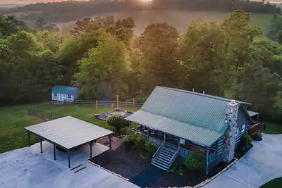 Image de Stunning Hillside Cabin w/ Hot Tub & Game Room