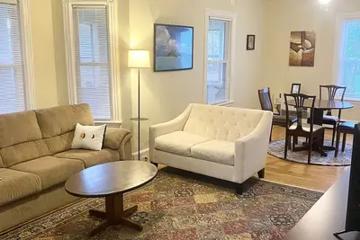 Image de Beautifully Spacious with Charm