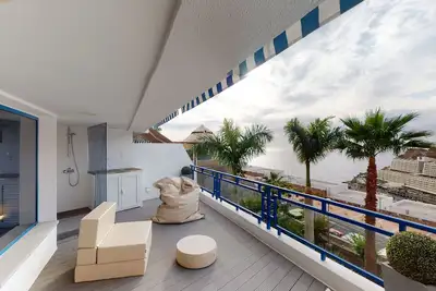 Image de Modern, newly renovated apartment with large terrace and sea view.