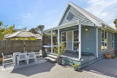 Image de Dans le bleu - Retro Byron Bay sur la péninsule, maquis côtier près de la mer et du surf