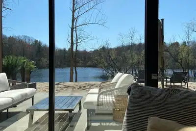 Image de Bright and Airy Lakefront Home: Pool open May 20 - Sep 14