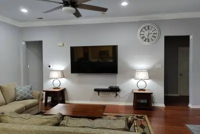 Image de Master Suite with King Bed + Pro Range Top