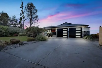 Image de Stunning Centrally Located Home with Panoramic View In Quiet Cul-De-Sac