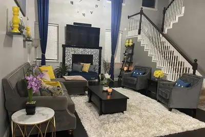 Image de Glamorous Modern Cape Cod Style Home