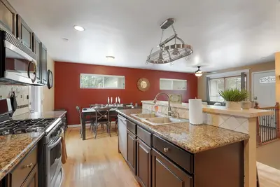 Image de New Lux Jetted Hot Tub • Patio & Yard • Fast WiFi