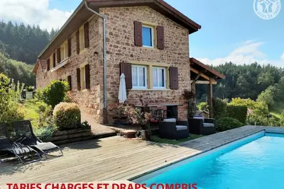 Image de Maison de campagne avec piscine, spa et jeux extérieurs dans le Haut Beaujolais