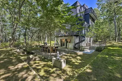 Image de Unique Southampton Getaway w/ Rooftop Deck!