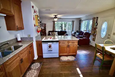 Image de Close to Town, Spacious Living Room, Fenced in Yard; Restful Retreat