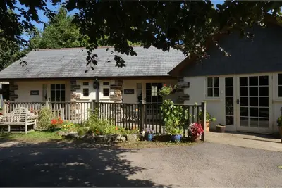 Studio Apartment set far from the madding crowd