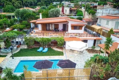 Villa in Vlastos, Kalamos with swimming pool, just  500 meters from the sea.