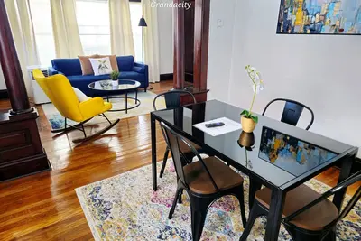 Image de Lovely in Larchmere! near Cleveland Clinic, Cwru, Univ Hosp, Downtown, w/Porch!