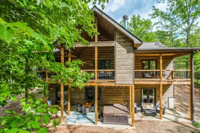 Image de Outdoor Fireplace, S'mores & Mountain Air⎮Game Room⎮Dog Friendly Sleeps 10