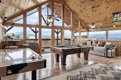 Image de ✦Stunning Smoky Mountain Views✦Hot Tub✦Game Room✦13 Min to Parkway