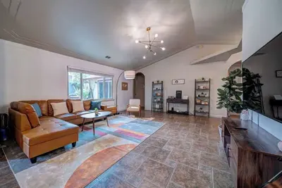 Image de 🏡 *New* The Artsy Abode ✨ Hot Tub ♨️ Bbq 🍖Foosball ⚽️