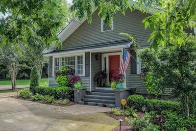 Image de Bungalow on Main - Book for Football Season!
