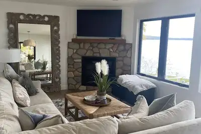 Image de Available – Lakefront Retreat: Dock, Designer Kitchen, & Sunrises to Remember.
