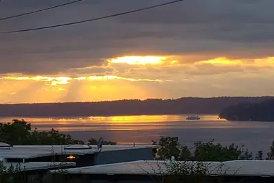 Image de Puget Sound Commencement Bay Olympic Mountain. View 3 Bedroom Smart Home Hot tub