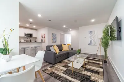 Image de **15% Off** Plush & Touchless Dallas Getaway