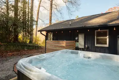 Image de Serene Mountain Cabin with Hot Tub near Asheville