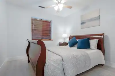 Image de New, beautiful & peaceful 2 bed residential suite.