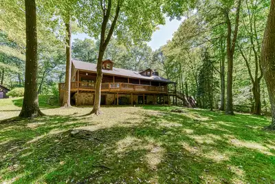 Image de Updated cabin with private hot tub, wraparound deck & forest view - dog-friendly