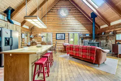 Image de Comfortable cabin home w/wood fireplace, mountain views, National Forest access