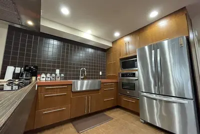 Image de Condo w/ oversize garage, walking distance to grocery, restaurants, bars, beach