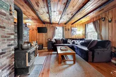 Image de Dog-Friendly Cottage w/Free WiFi, Kayak, Firepit, and Wood Stove