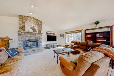 Lovely Home W/ Private Hot Tub, Mtn Views & Free WiFi - Close to Keystone Skiing