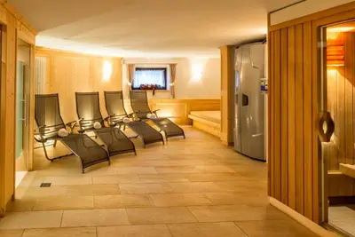 Image de Appartement 'Cesa Sassela 2' avec vue sur les montagnes, sauna, piscine, jardin et Wi-Fi