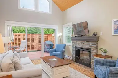 Image de Oceanside Cottage - 3 bdrm + loft w/pool & hot tub