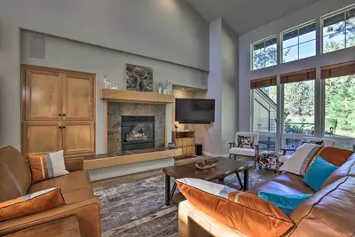 Image de Bend Townhome w/ Golf Course Views & Private Deck!