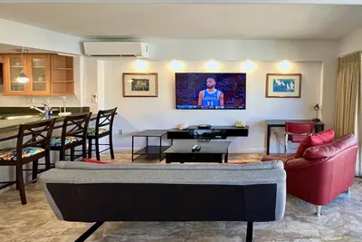 Image de Entire Condominium - Newly upgraded Waikiki Top Floor Ilikai Hotel