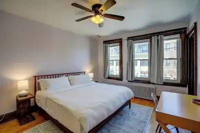 Image de Willy St 2 Work Spaces 2 King Beds Prime Loc!