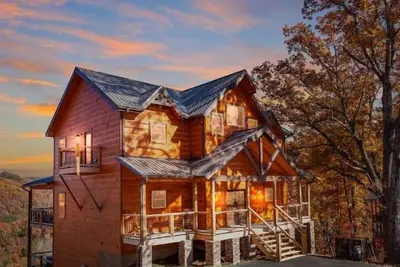 Image de New Luxury 5 Br Cabin w/ Incredible Views, Hot Tub, Wi-Fi, Arcade, Pool Table