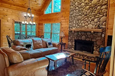 Image de Best of both worlds! Feel secluded a mile from downtown in a luxury cabin.