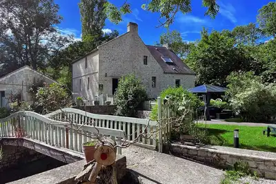 Image de 2 gîtes proches d'une rivière avec Spa et terrain de pétanque en pleine nature