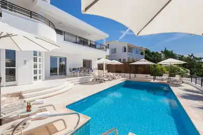 Villa Taronga - 5 Bed, Fantastic Location, Close To Beach And All Amenities
